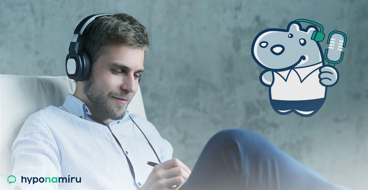 Muž sedí v křesle a poslouchá podcast.
