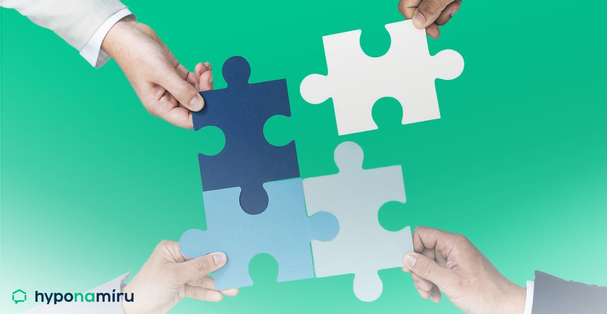 Čtyři lidé dávají dohromady puzzle, tím tvoří sjednocení.